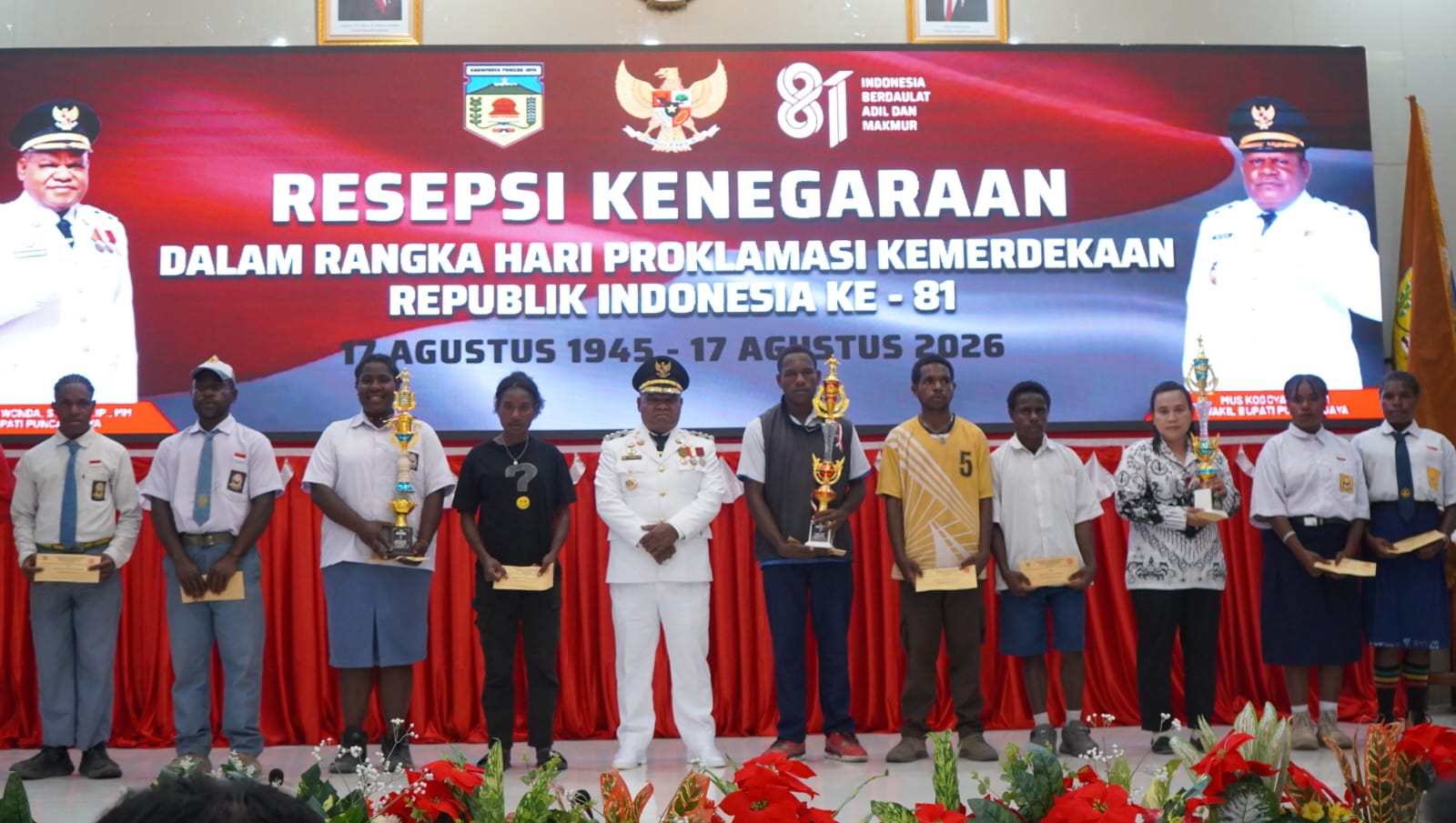 Penyerahan Hadiah Tutup Rangkaian Lomba HUT ke-81 RI di Puncak Jaya