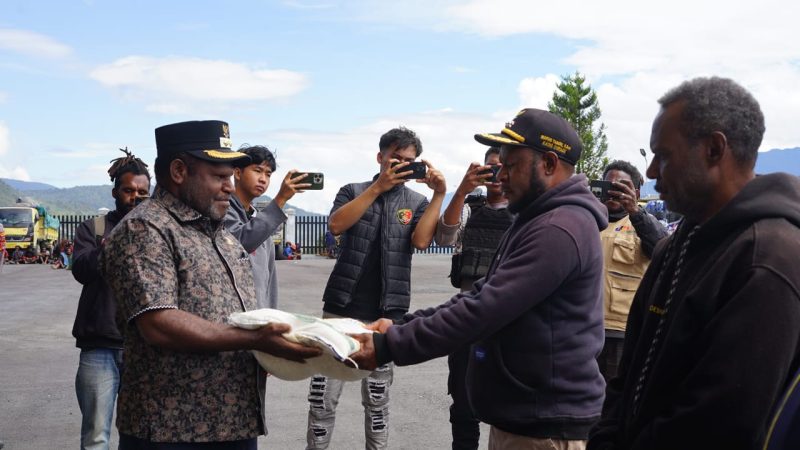 Bantuan Pangan Pemerintah Tiba di Puncak Jaya, Wakil Bupati Langsung Serahkan Kepada Masyarakat