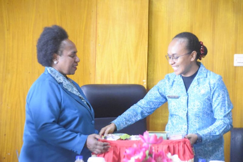 BIBIT HARAPAN: TP-PKK PROVINSI PAPUA TENGAH SERAHKAN BIBIT SAYUR, UBI-UBIAN KEPADA TP-PKK PUNCAK JAYA