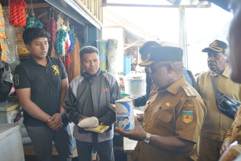 Bupati Puncak Jaya Tinjau Pasar, Serap Aspirasi Warga dan Tegaskan Larangan Miras