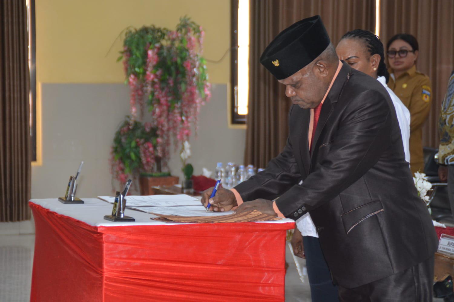 BUPATI PUNCAK JAYA, YUNI WONDA KUKUHKAN 33 PENGURUS POKJA BUNDA PAUD: PERKUAT PENDIDIKAN DAN KARAKTER ANAK PUNCAK JAYA