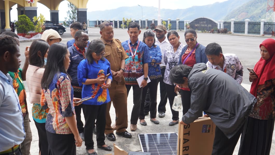 Dana Otsus 2026 Dukung Pemerataan Internet Sekolah, Guru Puncak Jaya Praktik Langsung Pemasangan Starlink