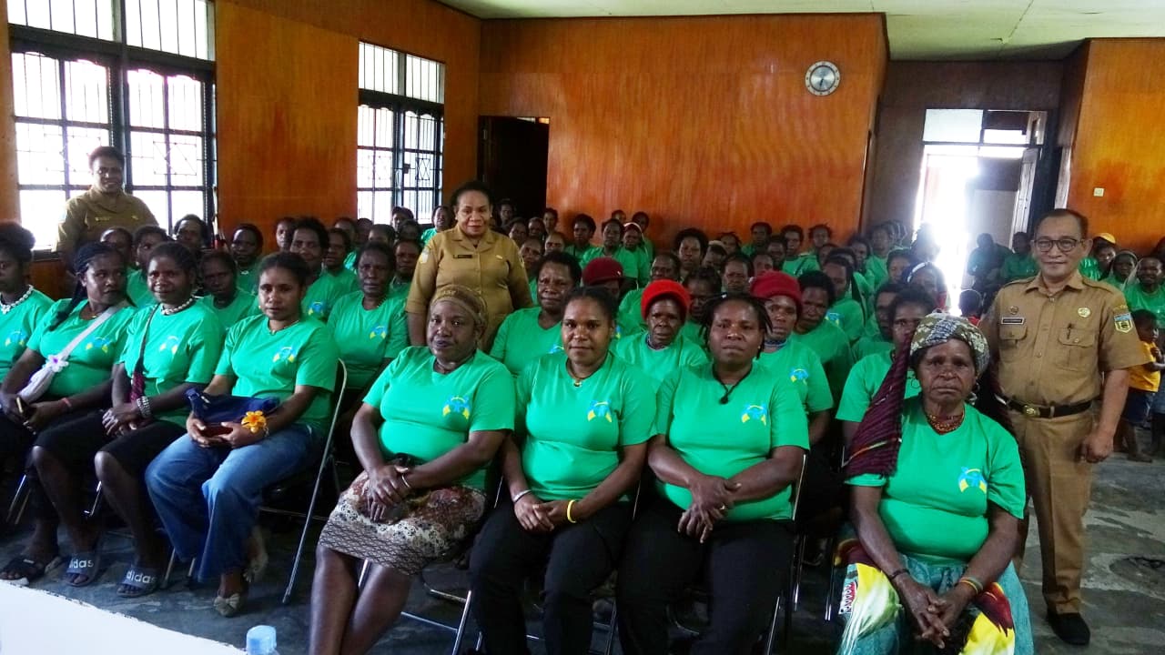 DP3AKB GELAR SOSIALISASI, DORONG PEREMPUAN PUNCAK JAYA BERANI, CERDAS, SEHAT, MANDIRI DAN BERDAYA SAING.