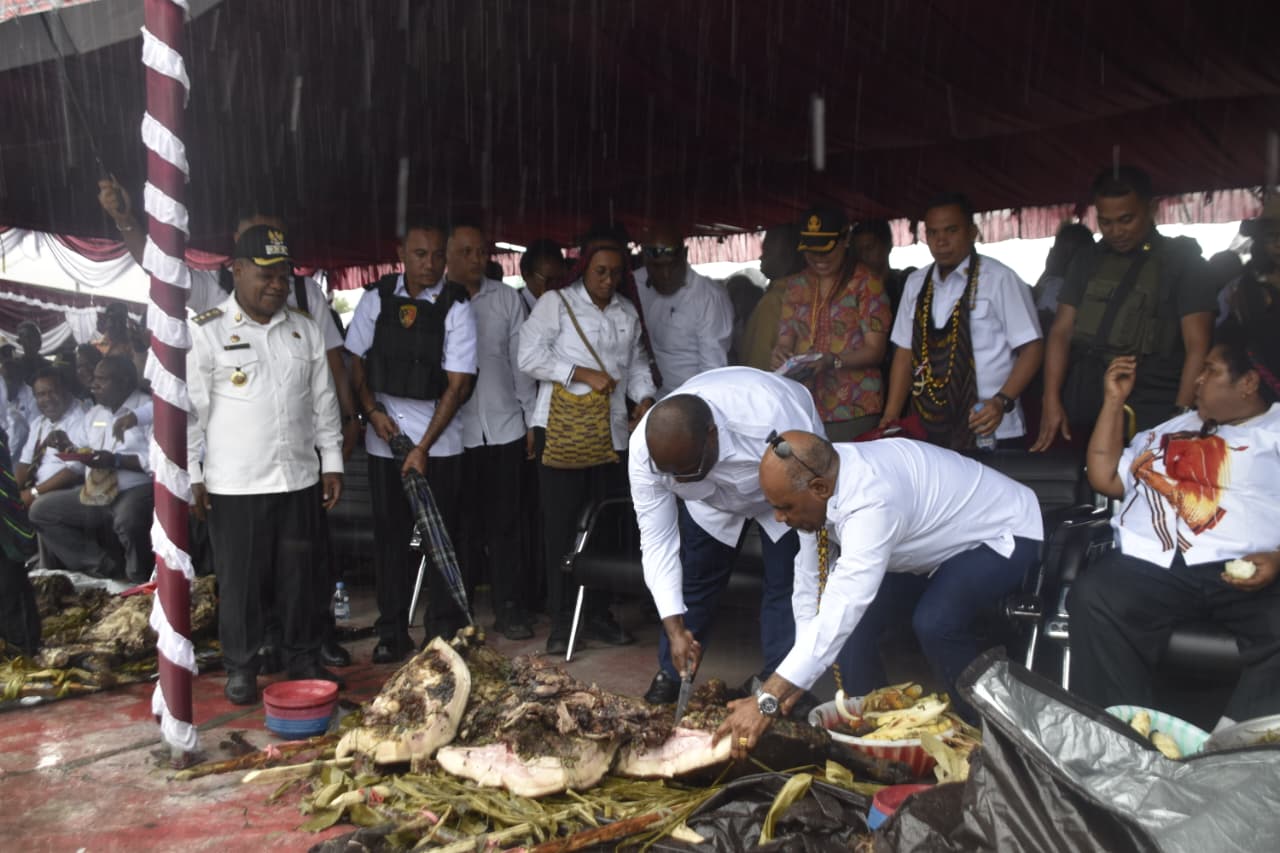 Gubernur Papua Tengah Disambut Prosesi Adat Bakar-Bakar di Puncak Jaya