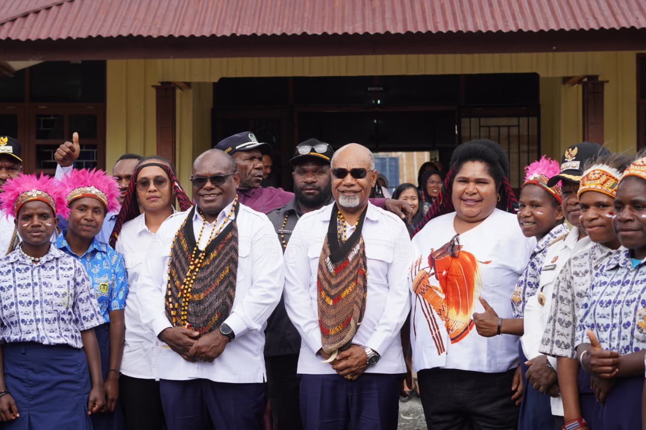 Gubernur Papua Tengah Jamin Beasiswa untuk 20 Siswa Yatim di Puncak Jaya