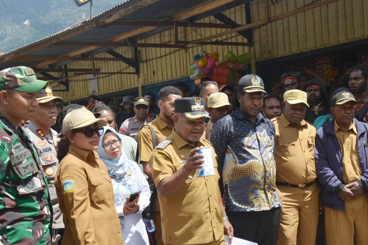 HARGA TERKENDALI, BUPATI PUNCAK JAYA TURUN LANGSUNG KE PASAR