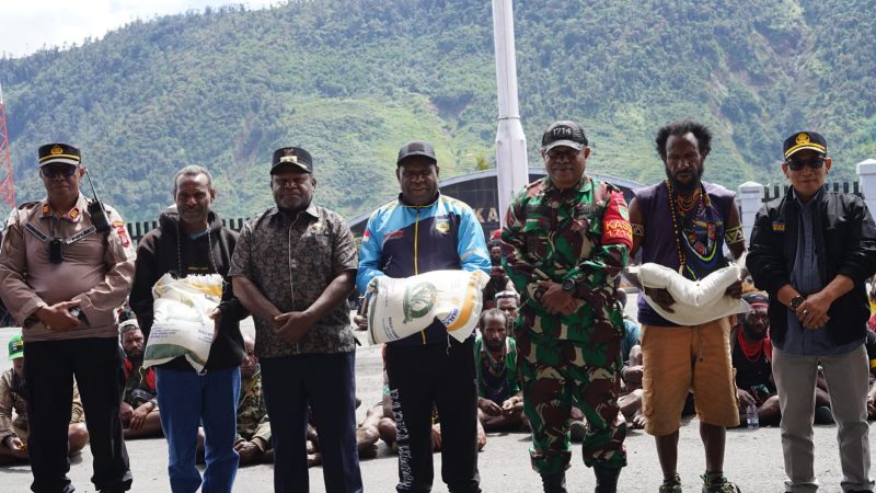 Meski Jalan Rusak dan Keamanan Menantang, Pemerintah Puncak Jaya Tetap Antarkan Harapan Lewat Bantuan Pangan