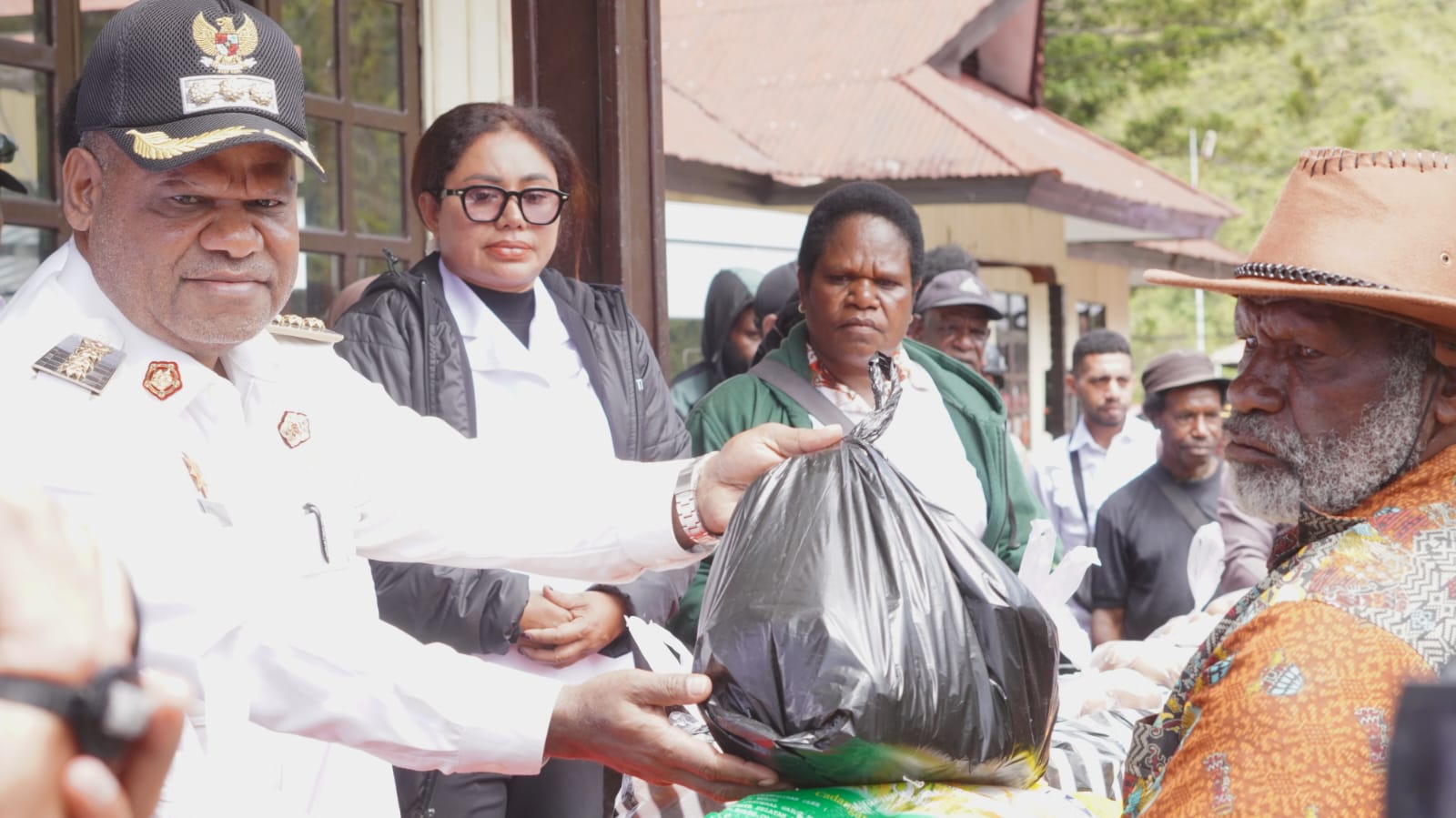 PASAR MURAH PUNCAK JAYA DISERBU RIBUAN WARGA, JADI BUKTI KEPEDULIAN PEMERINTAHAN