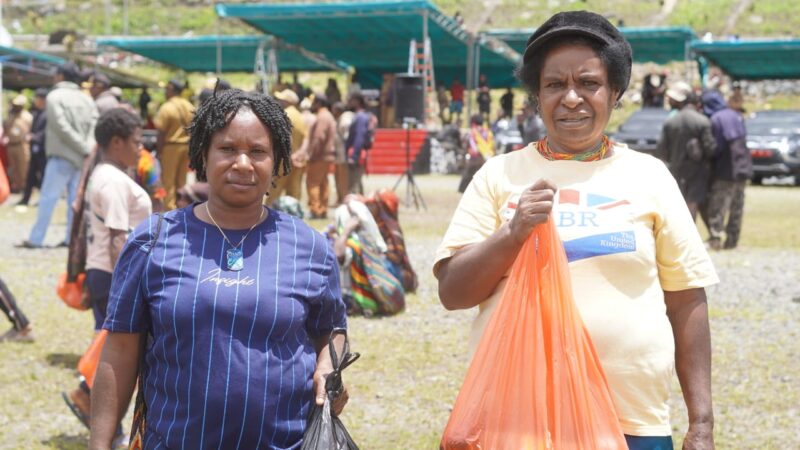 Pemda Puncak Jaya Hadirkan 1.000 Paket Sembako Murah, Warga Antusias