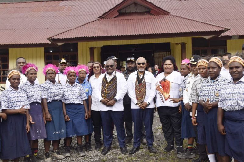 PEMPROV PAPUA TENGAH TINJAU SMPN 1 MULIA, DORONG AKSES PENDIDIKAN UNTUK ANAK YATIM PIATU