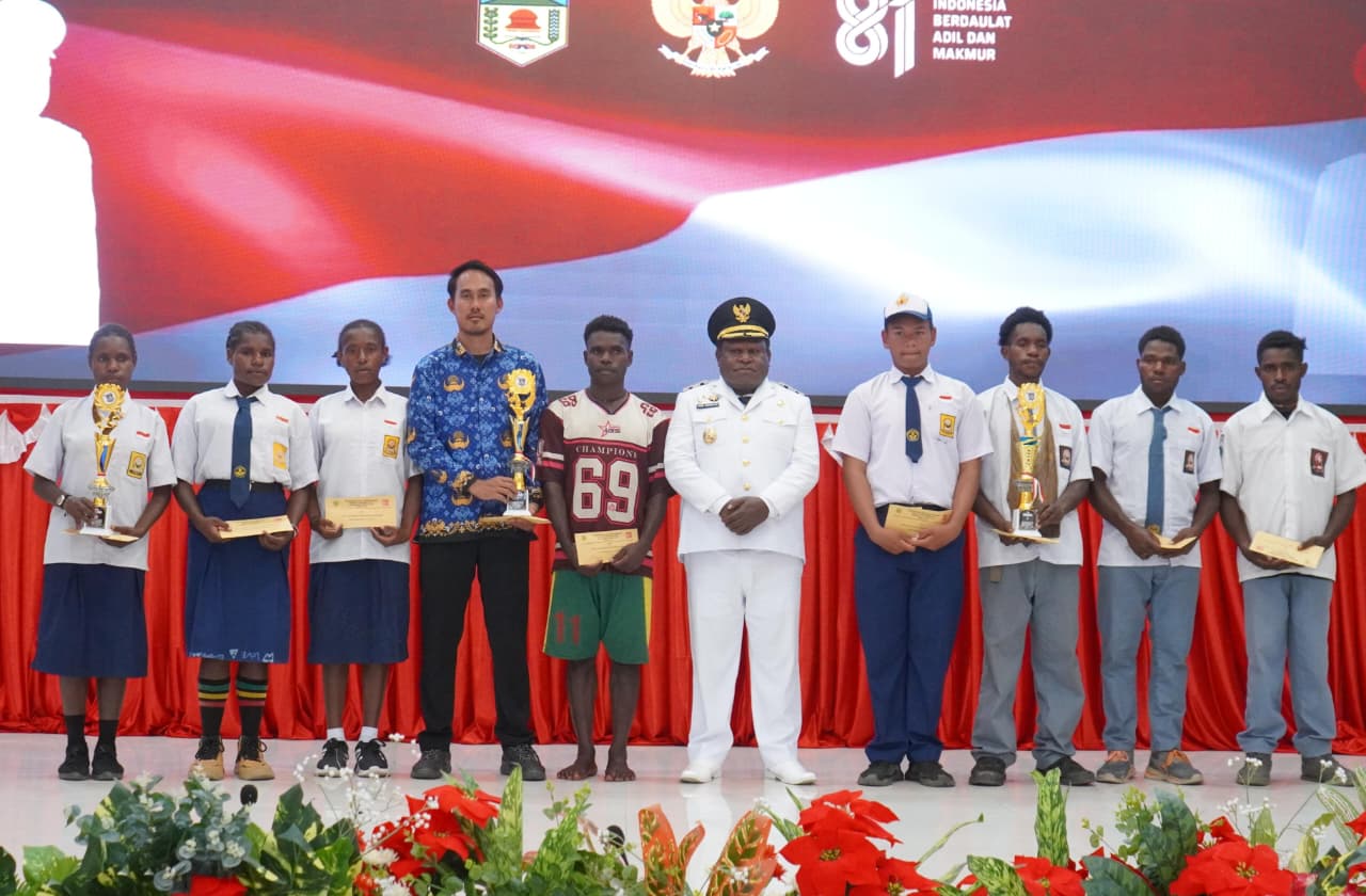 Penyerahan Hadiah Tutup Rangkaian Lomba HUT ke-81 RI di Puncak Jaya