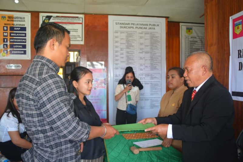 Pernikahan Massal di Puncak Jaya: Sah Secara Agama dan Negara, Kini Lebih Bermakna