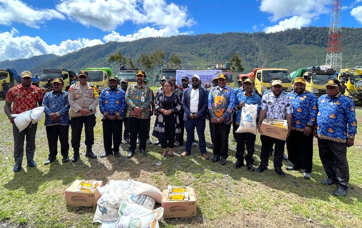 Pj. Sekda Yubelina Enumbi, SE,.MM., MH Menyerahkan Bantuan Pangan Hibah Beras dan Minyak Goreng Di Lapangan Alun -Alun Kota Baru Mulia