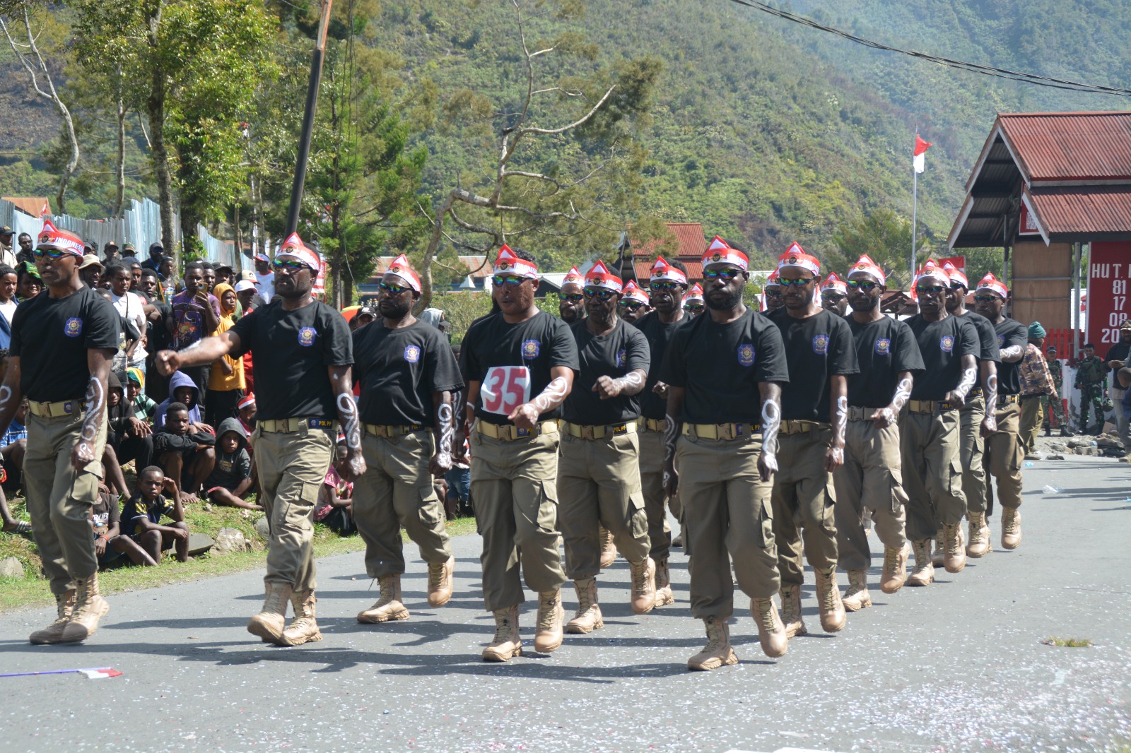 Puncak Jaya Semarakkan HUT RI ke-81 dengan Lomba Gerak Jalan