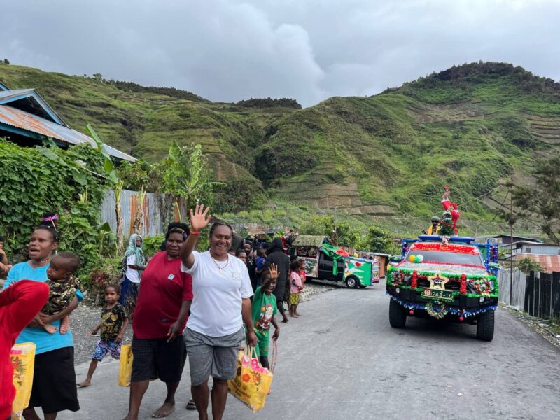 Santa Claus TNI Sambangi Rumah Warga Mulia, Bawa Sukacita Natal