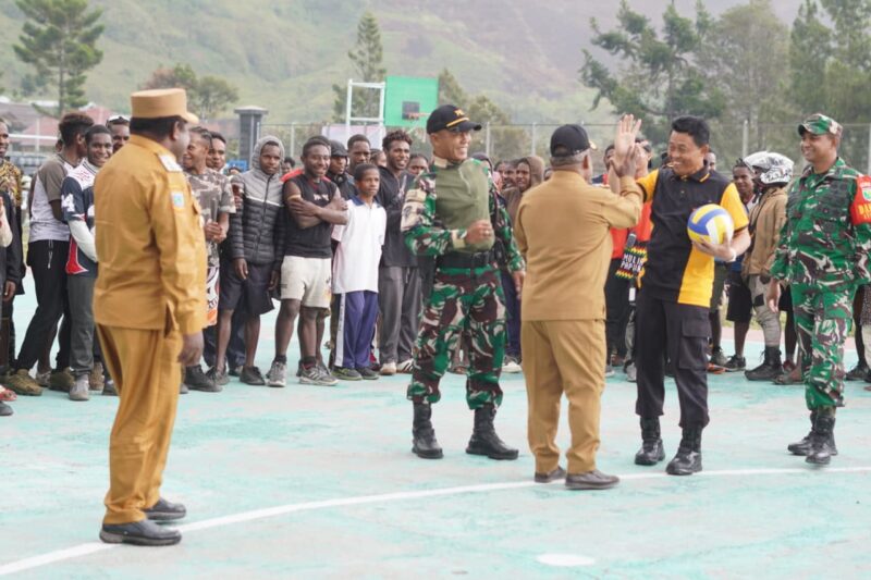Tendangan Bupati dan Servis Kapolres Tandai Dimulainya Lomba HUT Puncak Jaya