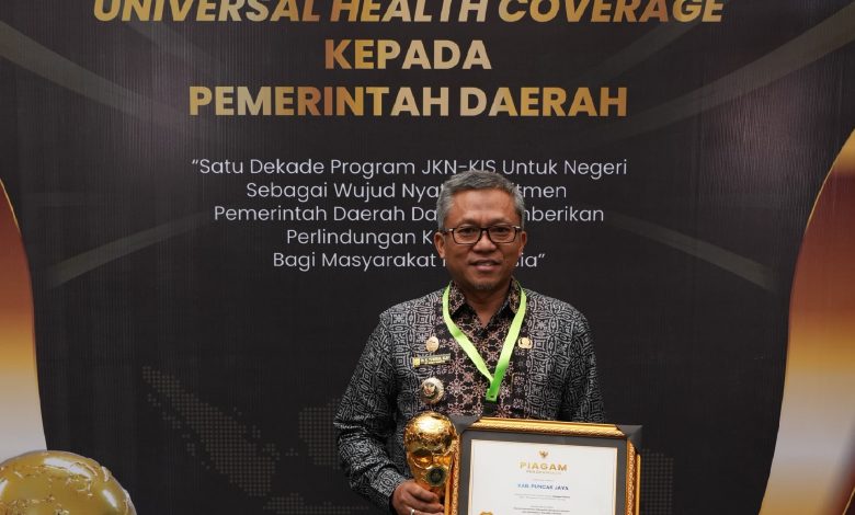 TINGKATKAN KEPESERTAAN BPJS, PJ BUPATI PUNCAK JAYA TERIMA PENGHARGAAN UHC 2024 DARI WAPRES RI