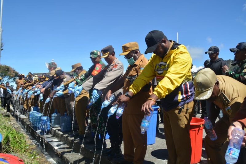 Wabup Mus Kogoya Pimpin Pemusnahan Miras dan Pemulangan Penjual Kedaerah Asal